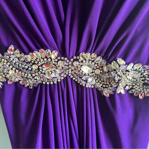 Elegant Purple Gown with Embellished Waist - Picture 3 of 9